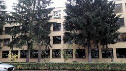 W budynku Zespołu Szkół Transportowo-Komunikacyjnych wymieniono już pierwsze okna
