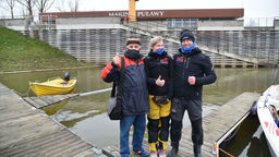 Zanim jacht o nazwie 2020 dotarł na puławską przystań, para żeglarzy musiała opuścić 
maszt, żeby nie zaczepił o most im. Ignacego Mościckiego. W niedzielę najedzeni i wypoczęci podróżnicy udali się w dalszą podróż.  Na zdjęciu razem z byłym dyrektorem puławskiego MOSiR-u, Antonim Rękasem, który 
wypłynął im na powitanie kajakiem 
