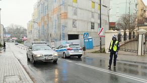 Lublin: Kierowca wjechał w ogrodzenie budowy. Uszkodzone rusztowania 