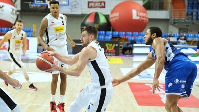 Kamil Łączyński (z piłką) jest jedynym przedstawicielem Pszczółki Start w reprezentacji Polski