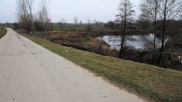 Droga, na której doszło do śmiertelnego wypadku, zdaniem policji, powinna być lepiej oznakowana. Wśród brakujących znaków wymieniono m.in. „A-2”, czyli niebezpieczny zakręt w lewo