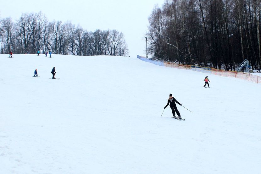 Stoki narciarskie działają nie tylko w górach. Mniejsze ośrodki znajdziemy także w wielu miejscowościach województwa lubelskiego. Na zdjęciu Parchatka w powiecie puławskim