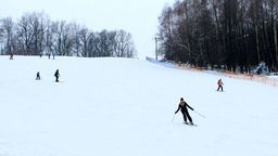 Stoki narciarskie działają nie tylko w górach. Mniejsze ośrodki znajdziemy także w wielu miejscowościach województwa lubelskiego. Na zdjęciu Parchatka w powiecie puławskim