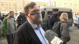 "Drastyczne sceny bicia młodych ludzi". Policja zatrzymała kilka osób, które protestowały przed sądem