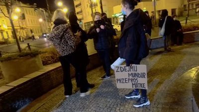 Gorąco na proteście w Lublinie. Policja zastąpiła drogę manifestującym