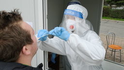 Wczoraj w punkcie poboru wymazów przy szpitalu przy ul. Biernackiego w Lublinie pacjenci byli obsługiwani
na bieżąco