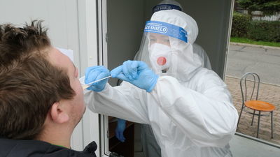 Wczoraj w punkcie poboru wymazów przy szpitalu przy ul. Biernackiego w Lublinie pacjenci byli obsługiwani
na bieżąco