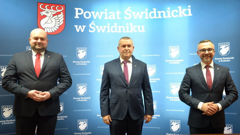 Na zdjęciu: od lewej wicestarosta Bartłomiej Pejo, nowy członek zarządu Romuald Gumienniak i starosta Łukasz Reszka. 