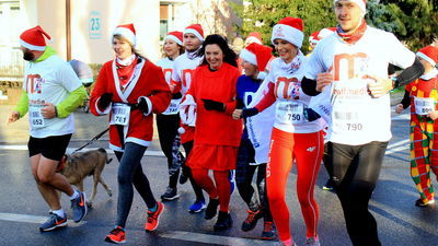 Mikołajów we wspólnym biegu w tym roku na puławskich ulicach nie zobaczymy. Niewykluczone jednak, że w różnych częściach Puław pojawią się pojedynczy biegacze, czy spacerowicze rywalizujący w nowej, rozproszonej formie aktywności - do której zachęcą organizatorzy charytatywnej zbiórki
