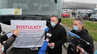 Przewoźnicy protestują i domagają się rządowej pomocy. "Jesteśmy w sytuacji dramatycznej" [zdjęcia, wideo]