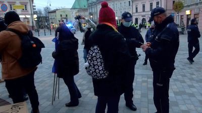 Policjanci po zakończeniu pikiety zaczęli legitymować uczestników