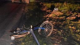 Rowerzystka nie żyje po potrąceniu przez samochód, którym jechali strażacy. Było ciemno, rower nie miał świateł