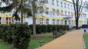 Straciła szansę na pracę przez dyrektorkę szkoły? Radni z komisji przyznali skarżącej rację