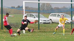 Kacper Domownik w jednej ze swoich skutecznych interwencji. Bramkarz GKS Niemce zagrał w sobotę znakomite zawody