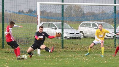 Kacper Domownik w jednej ze swoich skutecznych interwencji. Bramkarz GKS Niemce zagrał w sobotę znakomite zawody