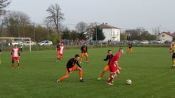 Prowadzący w tabeli przez całą rundę Grom Kąkolewnica stracił pierwsze miejsce po porażce 0:2 z Unią Żabików