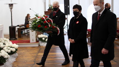 W związku z remontem kościoła pw. św. Józefa na Włostowicach, nabożeństwa odprawiane są pod namiotem. W jego wnętrzu znalazł się także Pomnik Niepodległości, pod którym samorządowcy składali kwiaty