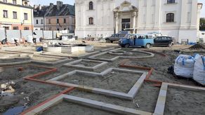 Prace przy brukowaniu skweru przed kościołem od strony zachodniej Starego Miasta