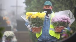 W Świdniku ruszyła akcja ustawiania zniczy oraz kwiatów na grobach [zdjęcia]
