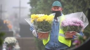 W Świdniku ruszyła akcja ustawiania zniczy oraz kwiatów na grobach [zdjęcia]