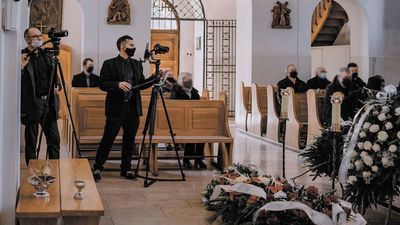 Kościół podkreśla, że uczestnictwo wirtualne może być przeżyciem duchowym ważnym dla osoby, która z przyczyn od siebie niezależnych nie może wziąć udziału w liturgii pogrzebowej