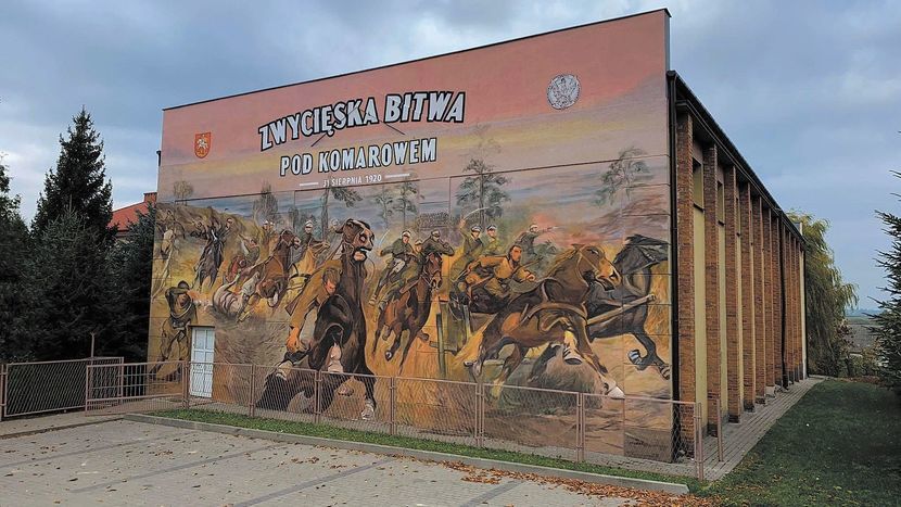 Mural odwołuje się do lewej części tryptyku, który Jerzy Kossak namalował dla Centrum Wyszkolenia Kawalerii w Grudziądzu