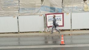 Ul. Dolna 3 Maja. Uszkodzone rusztowanie budowy. Koniec objazdów