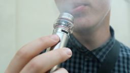 E-papierosy coraz popularniejsze wśród nastolatków. "Wyniki badań są zatrważające"