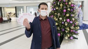 Przemysław Załuski, marketing menager z Vivo!Lublin. Kto zrobi tu zakupy za minimum 200 zł może wybrać jedną z akrylowych bombek, w których kryją się nagrody