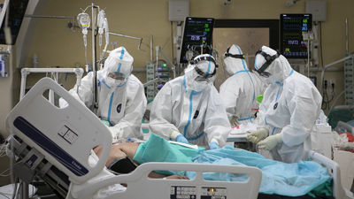 Blisko 8 tysięcy nowych zachorowań i ponad 300 ofiar Covid-19