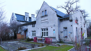 Lokatorów zabytkowego budynku przy ul. Łęczyńskiej 41 czekają jeszcze przynajmniej trzy zimy z noszeniem węgla