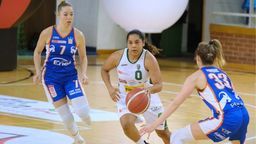 Jennifer O’Neill (z piłką) zapisała na swoim koncie 21 punktów.