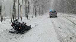Parczew. Dachowanie BMW na zaśnieżonej drodze