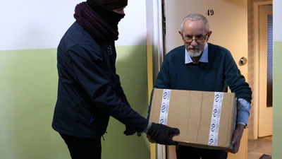 Jan Pniak, jeden z puławskich opozycjonistów w czasie PRL-u, odebrał paczkę z podarunkami od stowarzyszenia Odra-Niemen