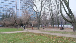 Dwa lata temu na skwerze Życińskiego odsłonięto pomnik ks. Idziego Radziszewskiego. Teren nadal czeka na urządzenie