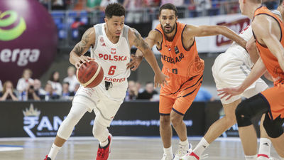 Yannick Franke w starciu z AJ Slaughterem przy okazji meczu w hali Globus