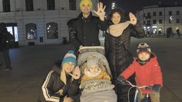 Katarzyna Bujakiewicz z 19-miesięczną Niną Słupską, jej 4-letnim bratem Mikołajem oraz rodzicami Jolantą i Tomaszem. Razem promują akcję „Przygarnij Kropeczkę” od nazwy strony na Facebooku poświęconej chorej dziewczynce – „Nineczka Kropeczka walczy z SMA” 