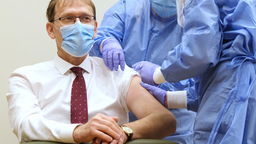 – W moim przypadku nie było żadnej reakcji bólowej. Trzeba się jednak liczyć z tym, że mogą wystąpić działanie niepożądane. Tak, jak w przypadku każdego preparatu medycznego – mówi dr hab. n. med. Krzysztof Tomasiewicz, jeden z pierwszych zaszczepionych lubelskich lekarzy