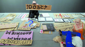 Na wystawie w Labiryncie zobaczymy więc nie tylko transparenty, z którymi demonstrowały wkurzone na władzę zwykłe kobiety i dziewczyny