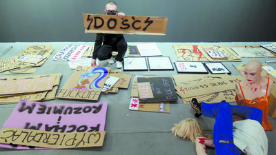 Na wystawie w Labiryncie zobaczymy więc nie tylko transparenty, z którymi demonstrowały wkurzone na władzę zwykłe kobiety i dziewczyny