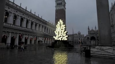 W Wenecji stanęła choinka złożona z… ekranów. Mieszane reakcje mieszkańców