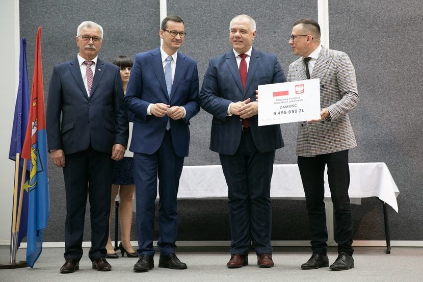 Premier Mateusz Morawiecki i wicepremier Jacek Sasin 1 lipca w Zamościu rozdawali symboliczne czeki w ramach Funduszu Inwestycji Lokalnych. W pierwszej turze pieniądze dostali wszyscy