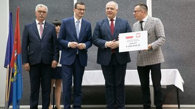 Premier Mateusz Morawiecki i wicepremier Jacek Sasin 1 lipca w Zamościu rozdawali symboliczne czeki w ramach Funduszu Inwestycji Lokalnych. W pierwszej turze pieniądze dostali wszyscy