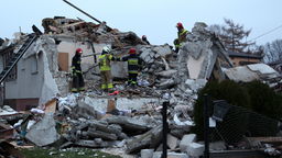 Piątkowa eksplozja całkowicie zniszczyła piętrowy, murowany dom przy ul. Krótkiej. W trakcie wybuchu przebywały w nim trzy osoby. Przeżyła jedna