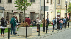 Latem przed punktem kasowym Zarządu Transportu Miejskiego ustawiały się kolejki mieszkańców czekających na wydanie karty miejskiej