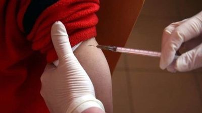 70 szpitali, 800 tys. dawek. Wielka Brytania zaczyna dziś szczepić