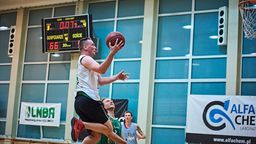 Łukasz Kędziora (z piłką) jest jednym z liderów Alpacy Alfachem Team. W swojej karierze ma m.in. występy w reprezentacji Wojska Polskiego podczas meczów z drużyną Marcina Gortata