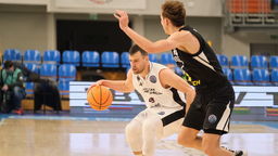 Kamil Łączyński (z piłką) i jego koledzy przed tygodniem przegrali z Niżnym Nowogrodem. Dzisiaj mają okazję do rewanżu