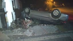 Biłgoraj. Toyota dachowała na ogrodzeniu, a pijany kierowca tłumaczył: „pies mi wybiegł”