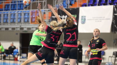 Gabriela Tomczyk (w zielonym stroju) zdobyła w Warszawie pięć bramek

